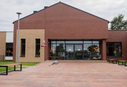 budynek przedszkola - wejście frontowe (photo)