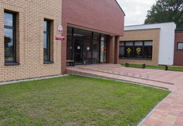 budynek przedszkola - wejście frontowe (photo)