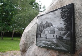 pamiątkowy głaz w Parku im. Barbary Chłapowskiej - miejsce, w którym stał dwór (photo)