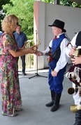 Burmistrz Śmigla gratuluje zwycięzcom w śmigielskim amfiteatrze (photo)