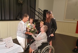 Pani Emilia przyjmuje gratulacje od rodziny (photo)