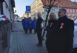 złożenie zniczy przed tablicą pamiątkową na Pl. Rozstrzelanych w Śmiglu (photo)