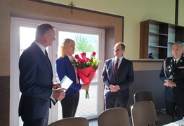 przekazanie przez Burmistrza Śmigla oraz Przewodniczącego Rady Miejskiej gratulacji oraz życzeń dla Prezesa OSP Morownica (photo)