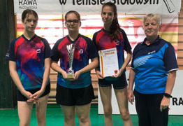 Julia Borowska, Natalia Lemańska i Dominka Sworacka z trenerem Danutą Strzelczyk (photo)