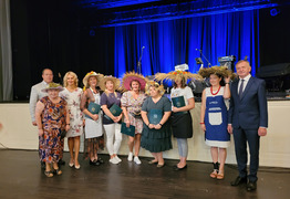 przedstawicielki KGW w kapeluszach z jury (photo)