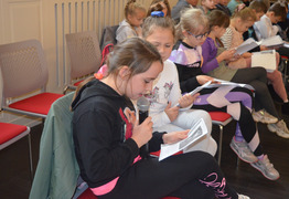 uczniowie czytają fragmenty książek (photo)