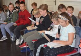 uczniowie czytają fragmenty książek (photo)