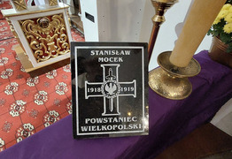 pamiątkowa tabliczka wystawiona w kościele (photo)
