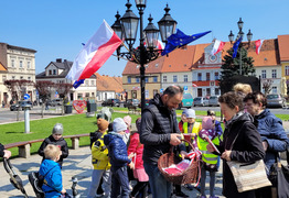 akcja rozdawania flag na rynku w Śmiglu (photo)