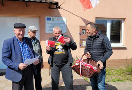 akcja rozdawania flag na rynku w Bronikowie (photo)