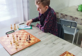 Wiktor Skrzypczak przy szachownicy (photo)