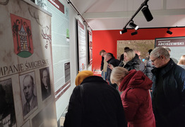 zwiedzanie wystawy w Izbie Pamięci Ziemi Śmigielskiej (photo)
