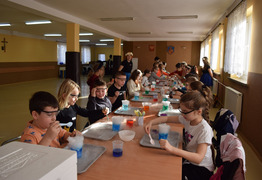 uczestnicy podczas zajęć manualnych w sali w Starym Bojanowie (photo)