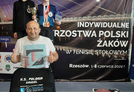 zawodnicy KS Polonia Śmigiel z trenerem (photo)