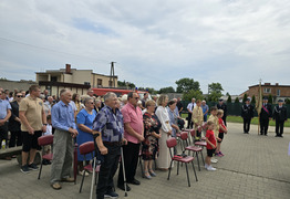 Uczestnicy Mszy Św. przy świetlicy wiejskiej w Robaczynie (photo)