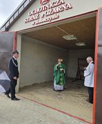 Ks. Krzysztof Mizerski dokonuje poświęcenia budynku garażowego (photo)
