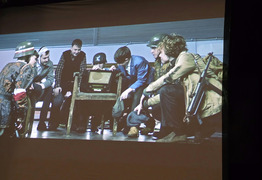 kadr z filmu - młodzi ludzie przy radiostacji (photo)