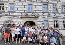 zdjęcie grupowe na tle kamienicy (photo)