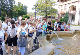 grupa osób przy fontannie (photo)