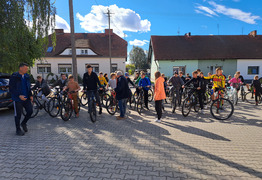 uczestnicy rajdu na rowerach przy sali wiejskiej (photo)