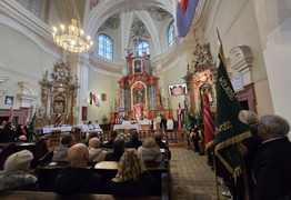 uczestnicy Mszy św. - widok na ołtarz (photo)