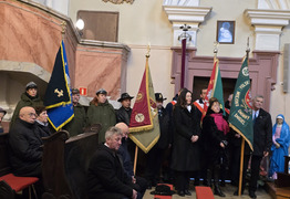 sztandary podczas Mszy św. (photo)