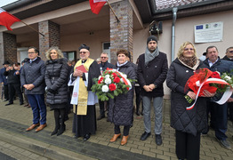 uczestnicy wydarzenia przed tablicą (photo)