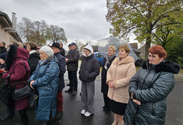 uczestnicy wydarzenia przed tablicą (photo)