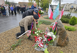 delegacja składa kwiaty przed tablicą (photo)