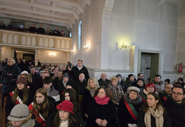 widok na ludzi zgromadzonych w kościele podczas mszy św. (photo)