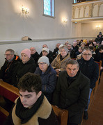 widok na ludzi zgromadzonych w kościele podczas mszy św. (photo)