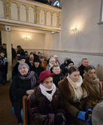 widok na ludzi zgromadzonych w kościele podczas mszy św. (photo)