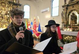 uczniowie podczas odczytu sylwetek powstańców przed ołtarzem w kościele  (photo)