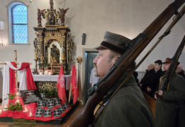 widok na tabliczki i członka grupy rekonstrukcyjnej w kościele (photo)