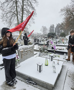 widok na pomnik powstańca oraz uczennicę z flagą powstańczą (photo)