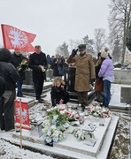 złożenie kwiatów i zniczy na pomniku powstańca, w tle uczestnicy wydarzenia, w tym członkowie rodziny (photo)