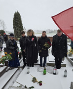 złożenie kwiatów i zniczy na pomniku powstańca (photo)