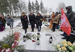 złożenie kwiatów i zniczy na pomniku powstańca (photo)