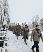 przemarsz pocztów sztandarowych na cmentarzu (photo)