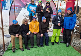 zdjęcie grupowe na podium (photo)