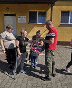 mieszkańcy Karśnic odbierają flagi przy świetlicy wiejskiej (photo)
