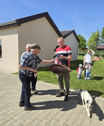 mieszkańcy Robaczyna odbierają flagi przy świetlicy wiejskiej (photo)