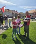 mieszkańcy Śmigla odbierają flagi na rynku w Śmiglu (photo)