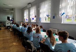 uczniowie przy stołach (photo)