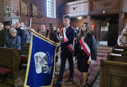 wprowadzenie pocztu sztandarowego szkoły w kościele (photo)