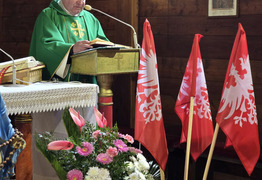 ksiądz podczas odprawiania mszy św. (photo)