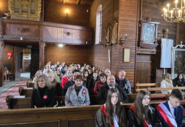 uczestnicy uroczystości podczas mszy św. w kościele (photo)
