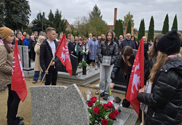uczestnicy uroczystości przed mogiłą powstańca (photo)