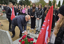 złożenie tabliczki na mogile powstańca (photo)