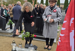 przedstawiciele samorządu składają kwiaty oraz znicz na mogile powstańca (photo)